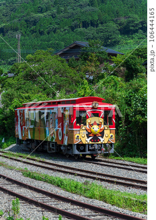 阿蘇の山並みと田園風景に映える　列車「サニー号トレイン」南阿蘇鉄道(全線開通・高森駅から立野駅) 106444165