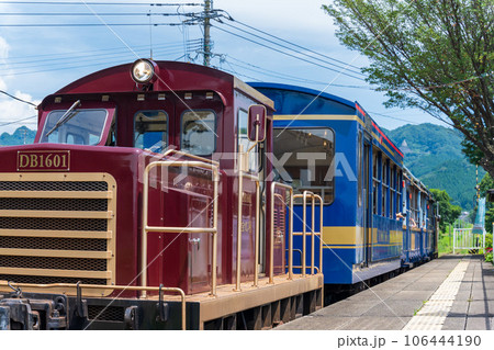 阿蘇の山並みと田園風景に映えるトロッコ列車風景（見晴台駅）　南阿蘇鉄道(全線開通・高森駅から立野駅) 106444190
