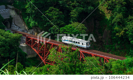 第一白川橋梁と田園風景に映える白い列車風景　南阿蘇鉄道(全線開通・高森駅から立野駅) 106444234
