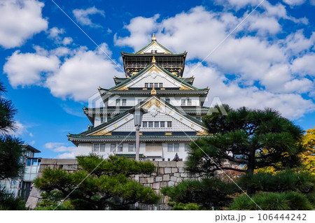秋晴れの空と紅葉に彩られた大阪城天守閣(大阪府大阪市) 秋晴れの空と紅葉に彩られた大阪城天守閣(大阪府大阪市) 106444242