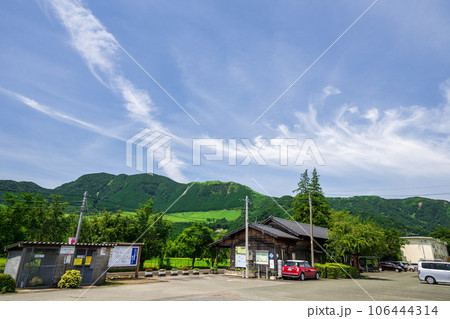 阿蘇の山並みを背景に長陽駅風景　南阿蘇鉄道(全線開通・高森駅から立野駅) 106444314
