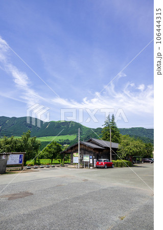 阿蘇の山並みを背景に長陽駅風景　南阿蘇鉄道(全線開通・高森駅から立野駅) 106444315