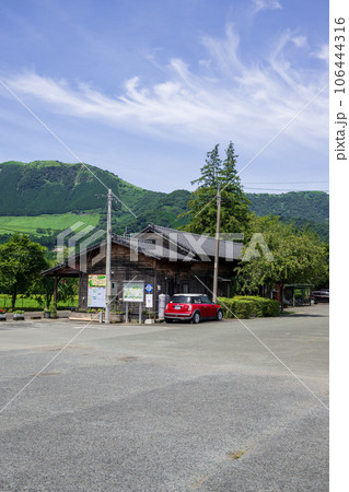 阿蘇の山並みを背景に長陽駅風景　南阿蘇鉄道(全線開通・高森駅から立野駅) 106444316
