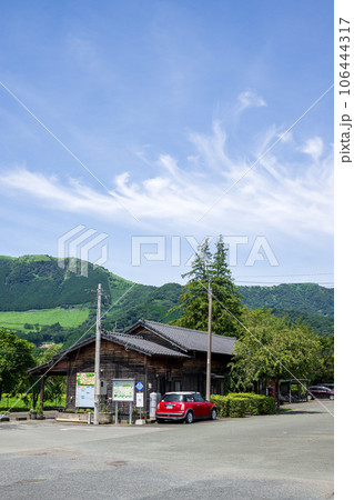 阿蘇の山並みを背景に長陽駅風景　南阿蘇鉄道(全線開通・高森駅から立野駅) 106444317