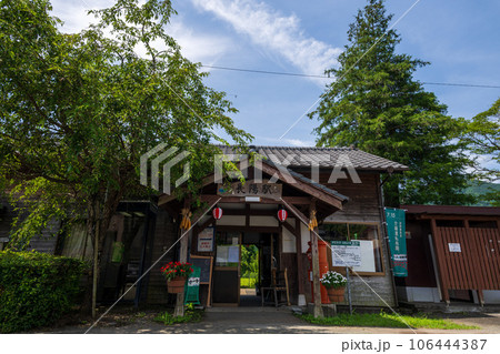 新緑風景に映える長陽駅風景　南阿蘇鉄道(全線開通・高森駅から立野駅) 106444387