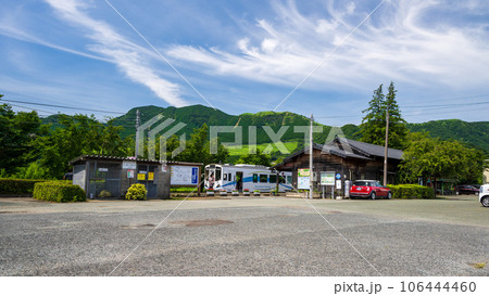 阿蘇の山並みと新緑風景に映える白い列車風景　長陽駅　南阿蘇鉄道(全線開通・高森駅から立野駅) 106444460