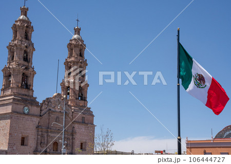 アグアスカリエンテス大聖堂とメキシコの国旗 106444727