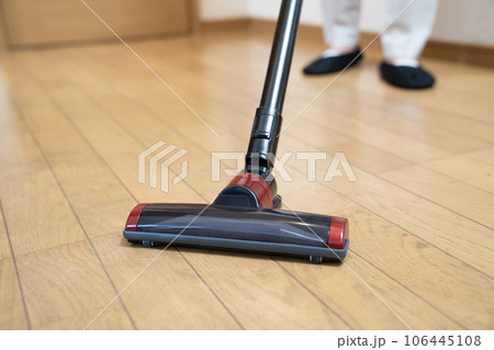 フローリングに掃除機をかける女性の足元 106445108