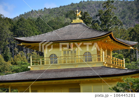 日本の春の京都　世界遺産の金閣寺　金色に輝く舎利殿　屋根の上に設置された鳳凰 106445281