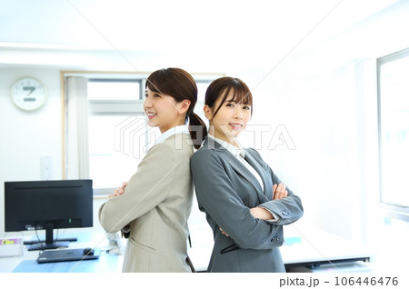 職場にて仲の良い先輩と後輩のイメージ 職場にて仲の良い先輩と後輩のイメージ 106446476