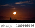 野蒜海岸の朝陽を浴びる釣り人 106446946