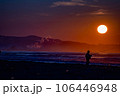 野蒜海岸の朝陽を浴びる釣り人 106446948