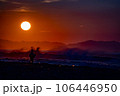 野蒜海岸の朝陽を浴びる釣り人 106446950