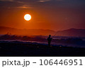 野蒜海岸の朝陽を浴びる釣り人 106446951