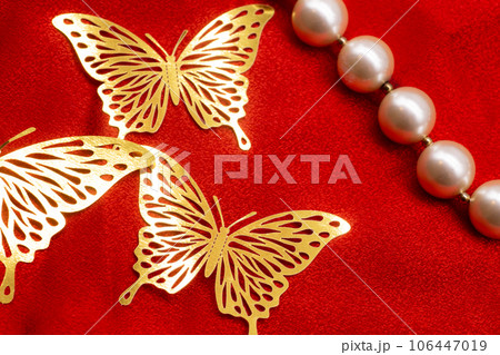 赤い背景　蝶と真珠 106447019