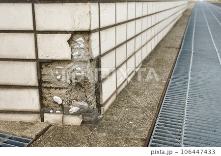 割れて破損したビルの外壁タイル　 106447433