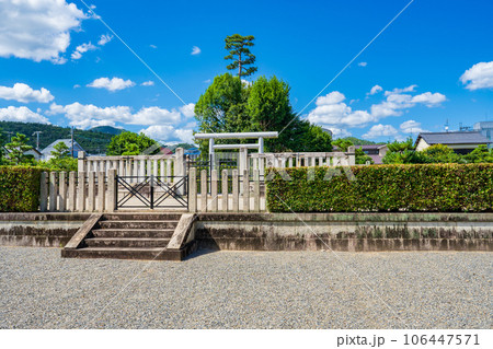 京都市　第七十八代二條天皇　香隆寺陵 106447571
