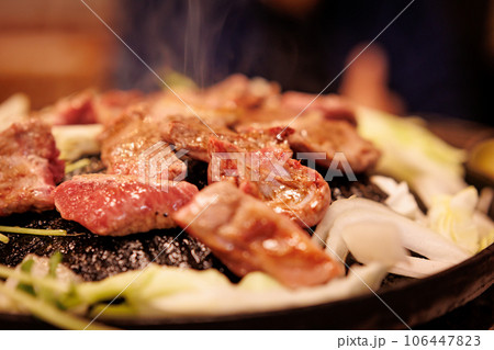 生ラムをジンギスカン鍋で焼く 生ラムをジンギスカン鍋で焼く 106447823