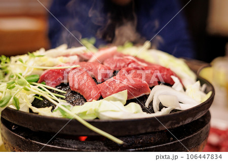 生ラムをジンギスカン鍋で焼く 生ラムをジンギスカン鍋で焼く 106447834