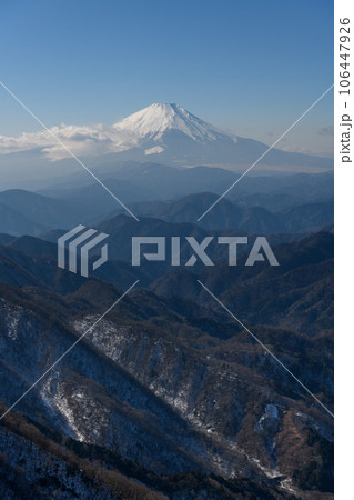 塔ノ岳山頂から見た富士山 106447926