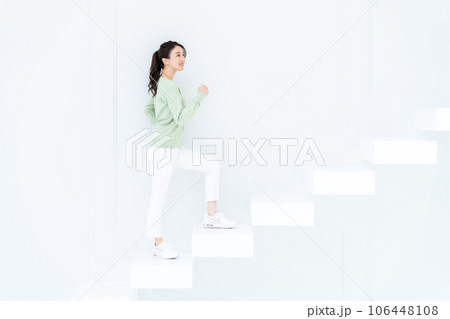 階段を上る若い女性 106448108