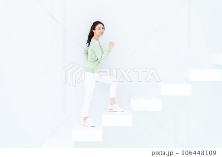 階段を上る若い女性 106448109
