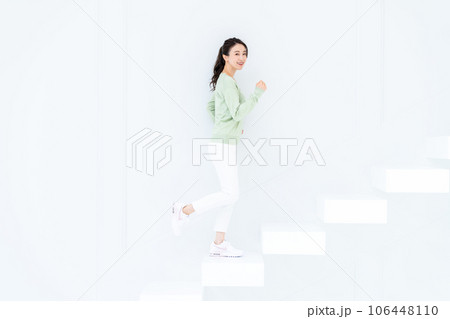 階段を上る若い女性 106448110