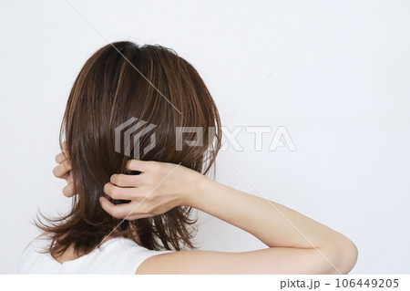 髪の毛を触る女性 106449205