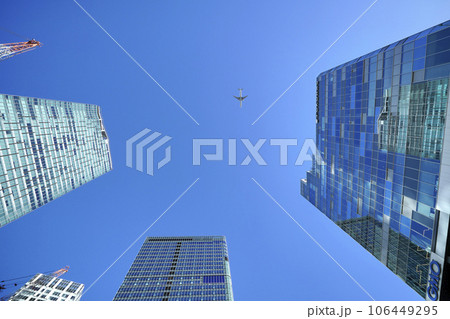 日本の東京都市景観 秋晴れの摩天楼と渋谷駅上空を通過する航空機。脱コロナ、需要回復、新時代へ＝1日 106449295