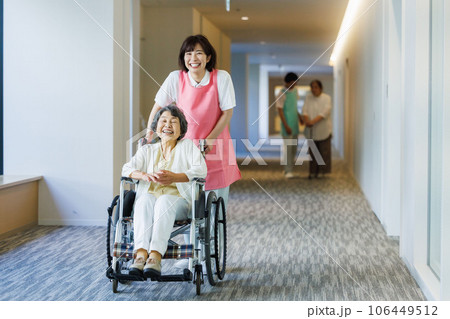 車椅子のシニアと若い介護士  撮影協力「LINK FOREST」 106449512