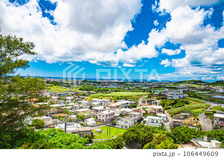 青空と雲が広がる沖縄の大地 106449609
