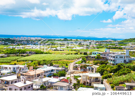 青空と雲が広がる沖縄の大地 青空と雲が広がる沖縄の大地 106449613