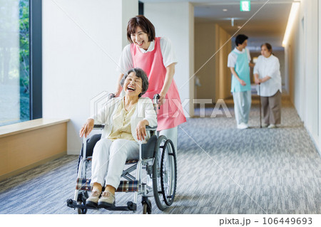 車椅子のシニアと若い介護士  撮影協力「LINK FOREST」 106449693
