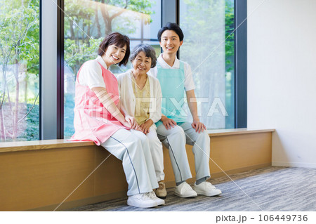 介護施設の高齢者とスタッフ　撮影協力「LINK FOREST」 106449736