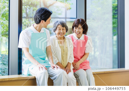 介護施設の高齢者とスタッフ　撮影協力「LINK FOREST」 106449755