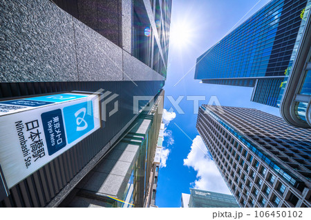 日本の東京都市景観 脱コロナ…眩しい太陽光…日本橋駅や日本橋高島屋S.C.などを望む。新時代へ 日本の東京都市景観 脱コロナ…眩しい太陽光…日本橋駅や日本橋高島屋S.C.などを望む。新時代へ 106450102