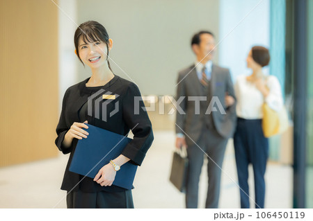 ミドルカップルを案内する受付の女性　 106450119