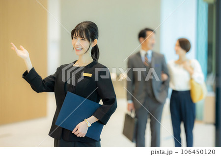 ミドルカップルを案内する受付の女性　 106450120