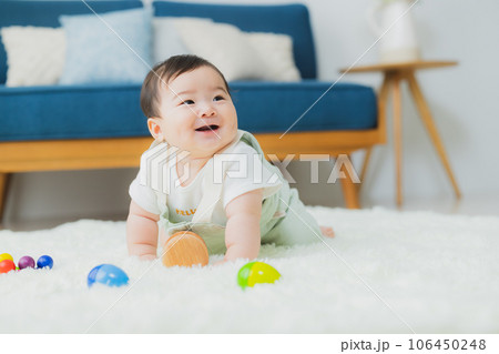 リビングの赤ちゃん 106450248
