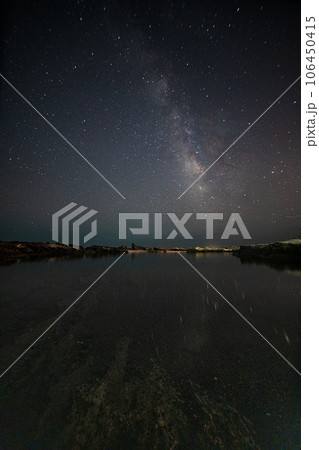 水面に映る天の川 水面に映る天の川 106450415