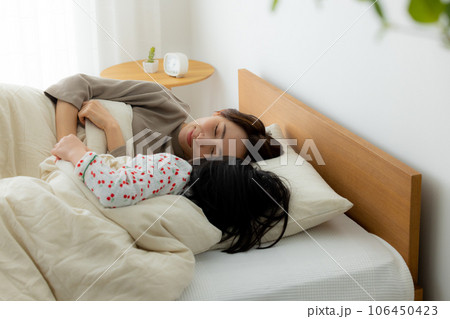 ベッドルームの親子 106450423