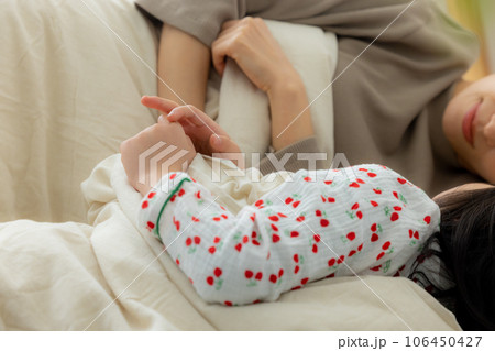 ベッドルームの親子 106450427