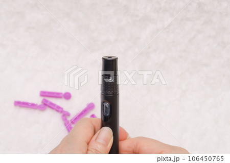 【糖尿病の血糖値測定　針】 106450765