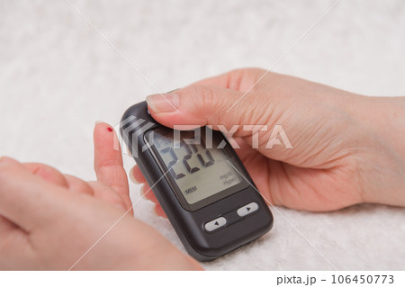 【糖尿病の血糖値測定　血液と測定器】 106450773