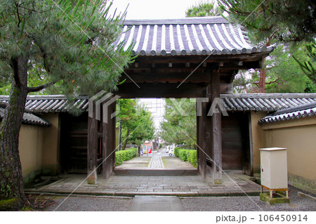 大徳寺境内より大徳寺南門を望む 大徳寺境内より大徳寺南門を望む 106450914