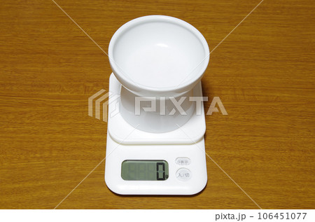 0gを示すデジタル上皿秤にキャットフードの器が載っている状態 0gを示すデジタル上皿秤にキャットフードの器が載っている状態 106451077