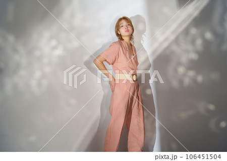 光と影のある女性のファッションポートレートイメージ 106451504
