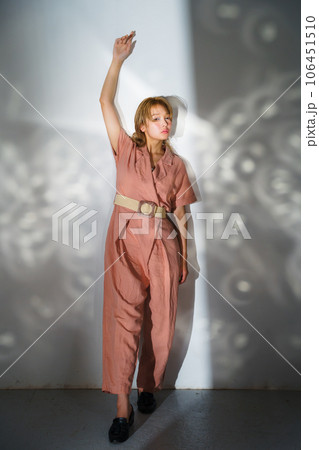 光と影のある女性のファッションポートレートイメージ 光と影のある女性のファッションポートレートイメージ 106451510
