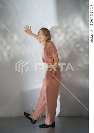 光と影のある女性のファッションポートレートイメージ 106451517