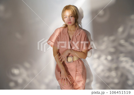 光と影のある女性のファッションポートレートイメージ 106451519